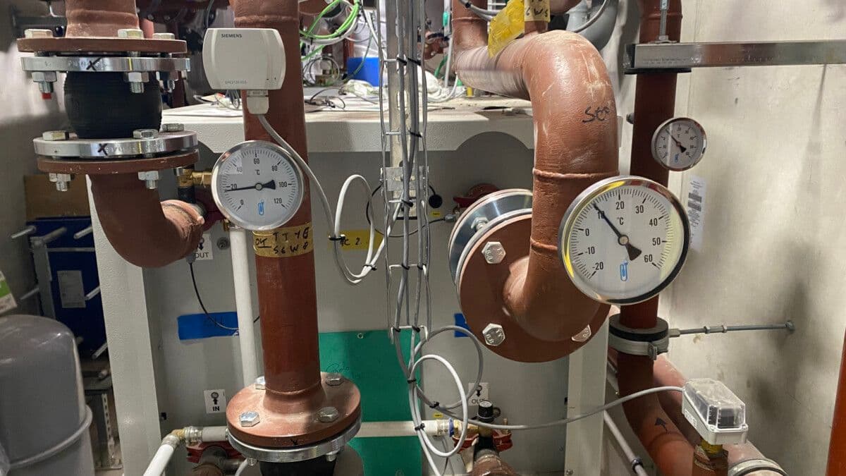Buffervat van een geothermische warmtepomp in de technische ruimte